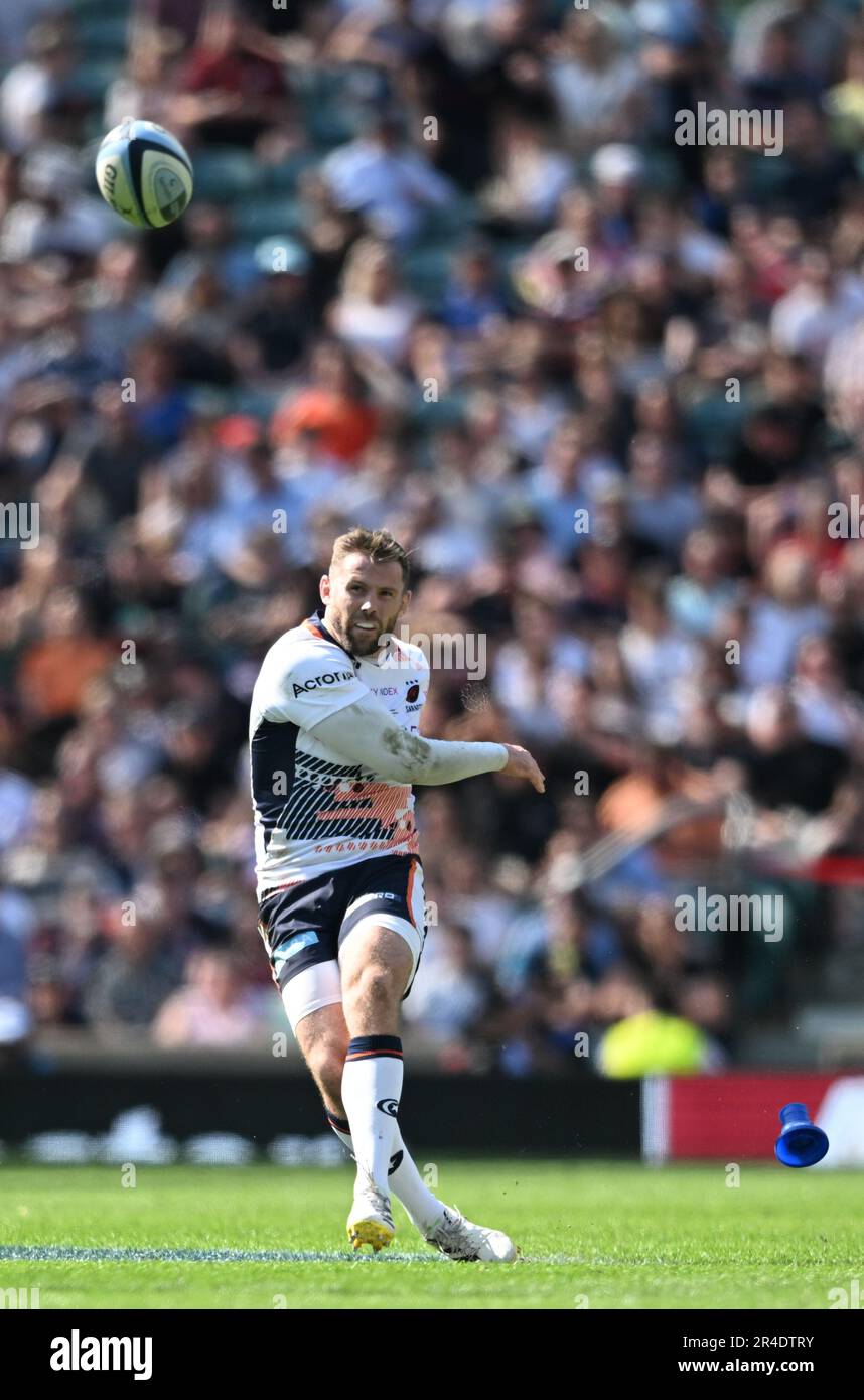 Twickenham Stadium, London, Großbritannien. 27. Mai 2023. Englisches Premiership-Rugby-Finale, Sale Sharks gegen Saracens; Elliot Daly von Saracens kämpft eine Strafe für Langstrecken, die nur weit über die Posts hinausgeht. Credit: Action Plus Sports/Alamy Live News Stockfoto