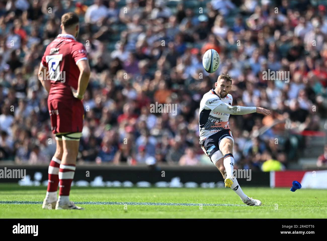 Twickenham Stadium, London, Großbritannien. 27. Mai 2023. Englisches Premiership-Rugby-Finale, Sale Sharks gegen Saracens; Elliot Daly von Saracens kämpft eine Strafe für Langstrecken, die nur weit über die Posts hinausgeht. Credit: Action Plus Sports/Alamy Live News Stockfoto