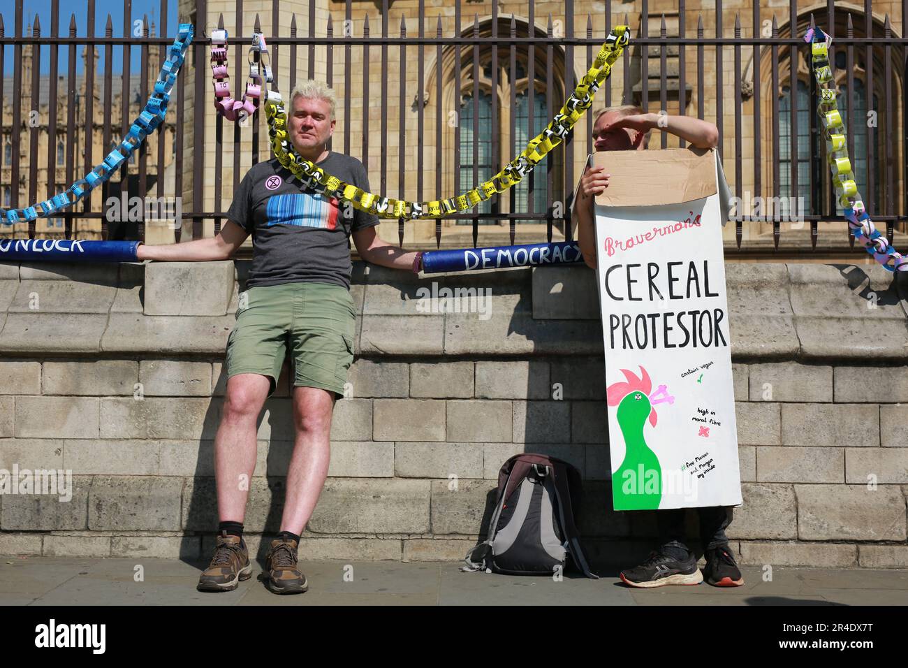 London, Großbritannien. 27. Mai 2023 Aktivisten "ketten" sich an den Zaun der Houses of Parliament während des nicht-My-Bill-Protests. Aktivisten vieler Organisationen protestieren auf dem Parliament Square gegen das Gesetz über die öffentliche Ordnung von 2023, das am 3. Mai in Kraft trat. Das umstrittene Gesetz räumt dem Personal der Strafverfolgungsbehörden bei Demonstrationen einen größeren Handlungsbereich ein. Aktivisten von Just Stop Oil, Extinction Rebellion, Republic, Gypsy Traveller League, Black Lives Matter und anderen Bürgerrechtsgruppen nehmen an dem Protest Teil. Kredit: Waldemar Sikora/Alamy Live News Stockfoto