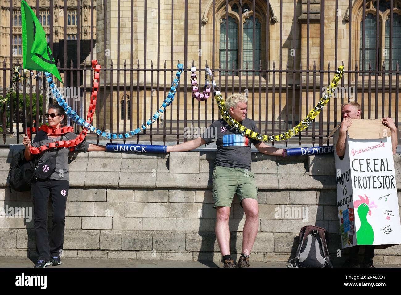 London, Großbritannien. 27. Mai 2023 Aktivisten "ketten" sich an den Zaun der Houses of Parliament während des nicht-My-Bill-Protests. Aktivisten vieler Organisationen protestieren auf dem Parliament Square gegen das Gesetz über die öffentliche Ordnung von 2023, das am 3. Mai in Kraft trat. Das umstrittene Gesetz räumt dem Personal der Strafverfolgungsbehörden bei Demonstrationen einen größeren Handlungsbereich ein. Aktivisten von Just Stop Oil, Extinction Rebellion, Republic, Gypsy Traveller League, Black Lives Matter und anderen Bürgerrechtsgruppen nehmen an dem Protest Teil. Kredit: Waldemar Sikora/Alamy Live News Stockfoto
