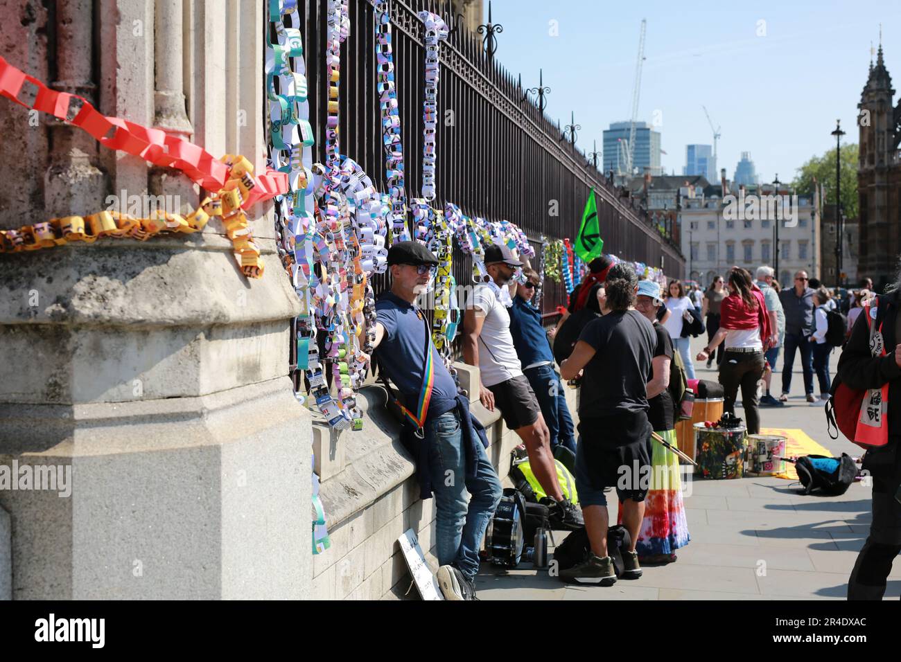 London, Großbritannien. 27. Mai 2023 Aktivisten "ketten" sich an den Zaun der Houses of Parliament während des nicht-My-Bill-Protests. Aktivisten vieler Organisationen protestieren auf dem Parliament Square gegen das Gesetz über die öffentliche Ordnung von 2023, das am 3. Mai in Kraft trat. Das umstrittene Gesetz räumt dem Personal der Strafverfolgungsbehörden bei Demonstrationen einen größeren Handlungsbereich ein. Aktivisten von Just Stop Oil, Extinction Rebellion, Republic, Gypsy Traveller League, Black Lives Matter und anderen Bürgerrechtsgruppen nehmen an dem Protest Teil. Kredit: Waldemar Sikora/Alamy Live News Stockfoto