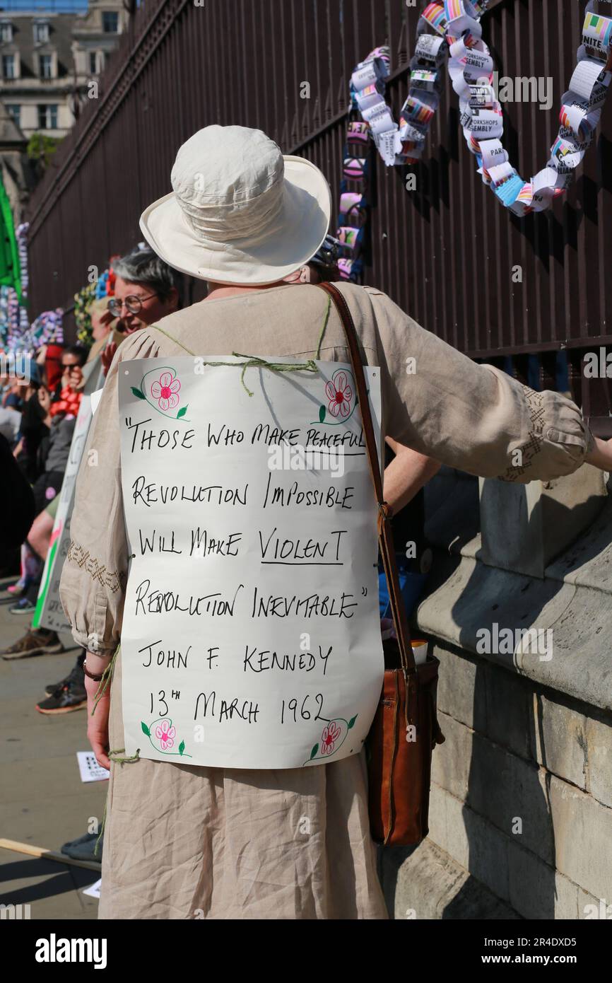 London, Großbritannien. 27. Mai 2023 Aktivisten "ketten" sich an den Zaun der Houses of Parliament während des nicht-My-Bill-Protests. Aktivisten vieler Organisationen protestieren auf dem Parliament Square gegen das Gesetz über die öffentliche Ordnung von 2023, das am 3. Mai in Kraft trat. Das umstrittene Gesetz räumt dem Personal der Strafverfolgungsbehörden bei Demonstrationen einen größeren Handlungsbereich ein. Aktivisten von Just Stop Oil, Extinction Rebellion, Republic, Gypsy Traveller League, Black Lives Matter und anderen Bürgerrechtsgruppen nehmen an dem Protest Teil. Kredit: Waldemar Sikora/Alamy Live News Stockfoto
