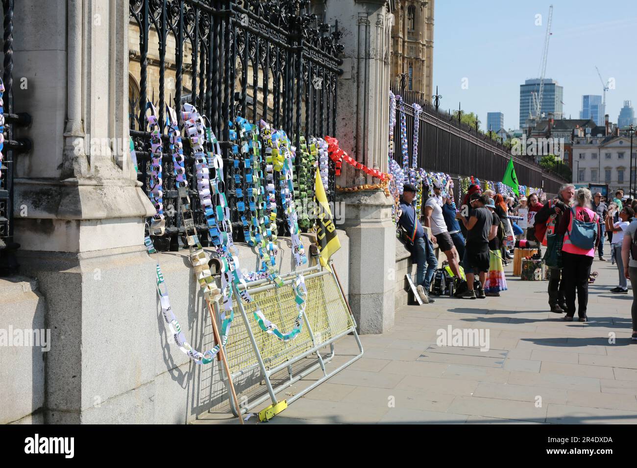 London, Großbritannien. 27. Mai 2023 Aktivisten "ketten" sich an den Zaun der Houses of Parliament während des nicht-My-Bill-Protests. Aktivisten vieler Organisationen protestieren auf dem Parliament Square gegen das Gesetz über die öffentliche Ordnung von 2023, das am 3. Mai in Kraft trat. Das umstrittene Gesetz räumt dem Personal der Strafverfolgungsbehörden bei Demonstrationen einen größeren Handlungsbereich ein. Aktivisten von Just Stop Oil, Extinction Rebellion, Republic, Gypsy Traveller League, Black Lives Matter und anderen Bürgerrechtsgruppen nehmen an dem Protest Teil. Kredit: Waldemar Sikora/Alamy Live News Stockfoto
