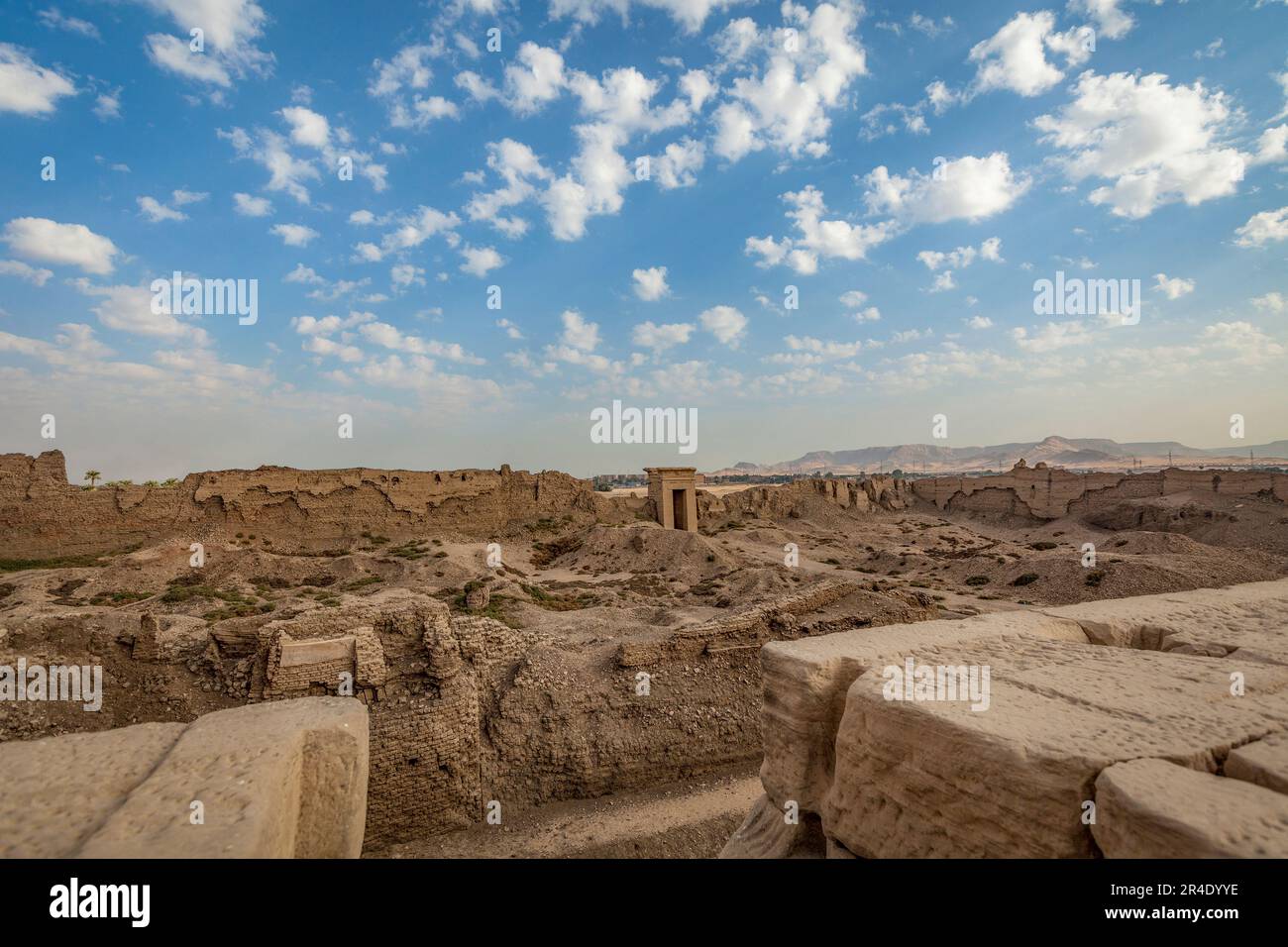 Blick auf die Tempelanlage von Dendera vom Dach des Tempels von Hathor, Dendera, Ägypten Stockfoto