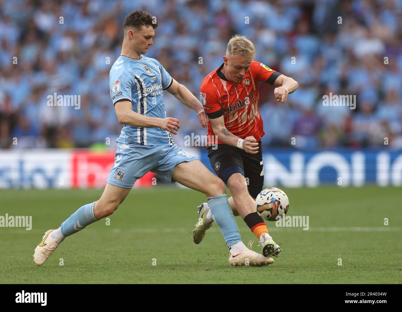 London, Großbritannien. 27. Mai 2023. Luke McNally aus Coventry City spielt Joe Taylor aus Luton Town während des Sky Bet Championship-Spiels im Wembley Stadium in London. Das Bild sollte lauten: David Klein/Sportimage Credit: Sportimage Ltd/Alamy Live News Stockfoto