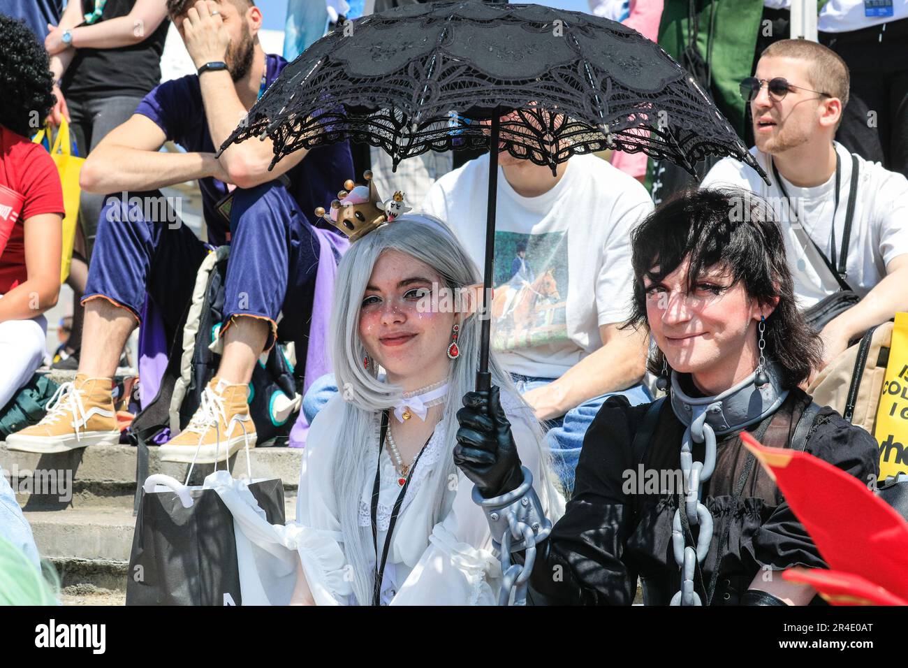 London, Großbritannien. 27. Mai 2023. Ein Sonnenschirm mit Requisiten eignet sich besonders für den Schatten, wenn die Besucher draußen in der warmen Sonne sitzen. Fans und Besucher der Comic Con London treffen sich im Excel London zu der 3-tägigen Feier von Cosplay und Popkultur in lustigen Outfits und Kostümen. Kredit: Imageplotter/Alamy Live News Stockfoto