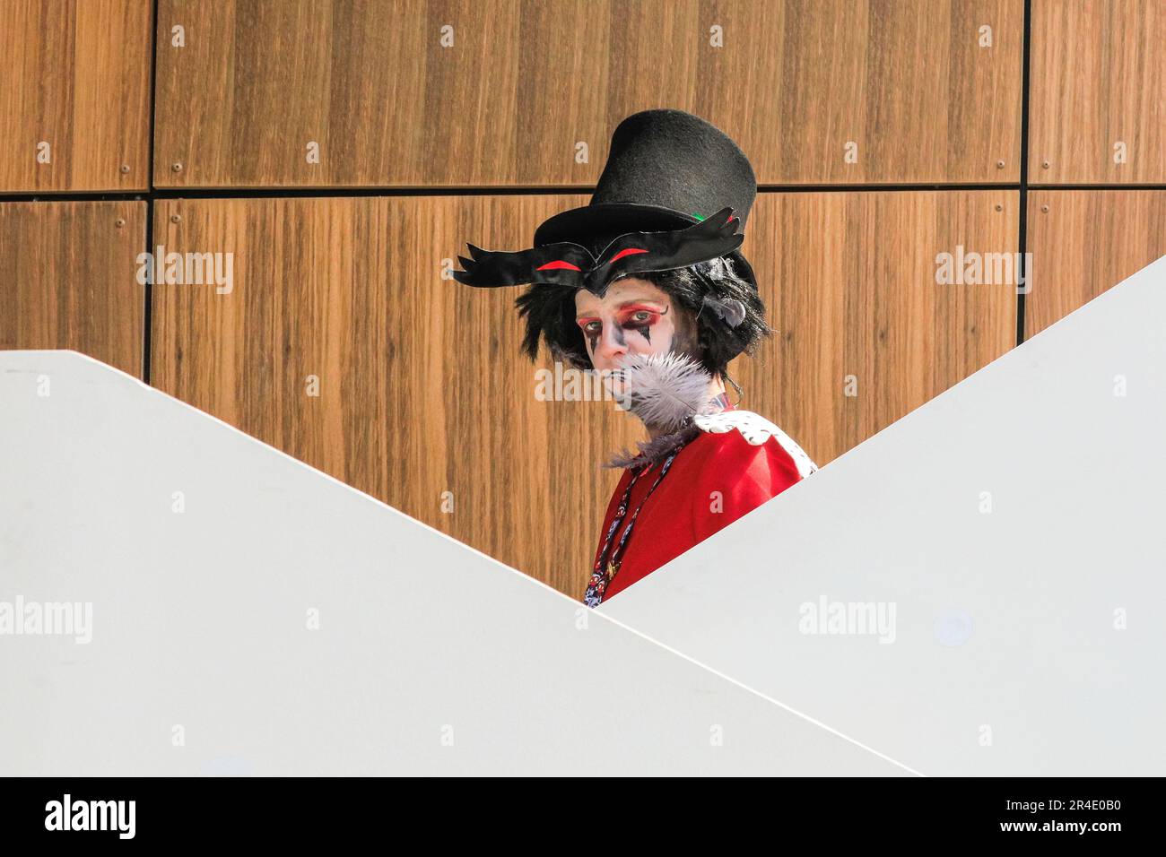 London, Großbritannien. 27. Mai 2023. Rhys, als Stolas, der goetische Fürst der Hölle, vom HöllenBoss, die Treppe hinuntergeht. Fans und Besucher der Comic Con London treffen sich im Excel London zu der 3-tägigen Feier von Cosplay und Popkultur in lustigen Outfits und Kostümen. Kredit: Imageplotter/Alamy Live News Stockfoto