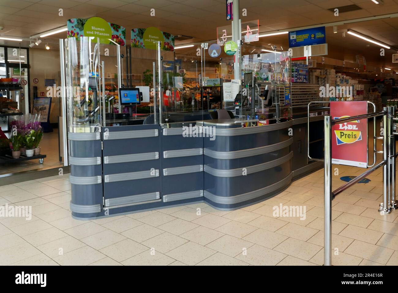 Uelsen, Deutschland, Mai 16 2023 ein ungenutzter Kassenschalter im Lidl. Die Kassierer sind seit Covid durch große Plastikwände vor Viren geschützt Stockfoto