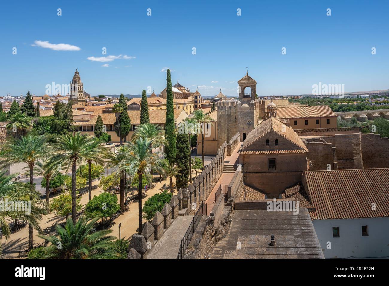 Luftaufnahme Alcazar de los Reyes Cristianos und Moschee-Kathedrale von Cordoba - Cordoba, Andalusien, Spanien Stockfoto
