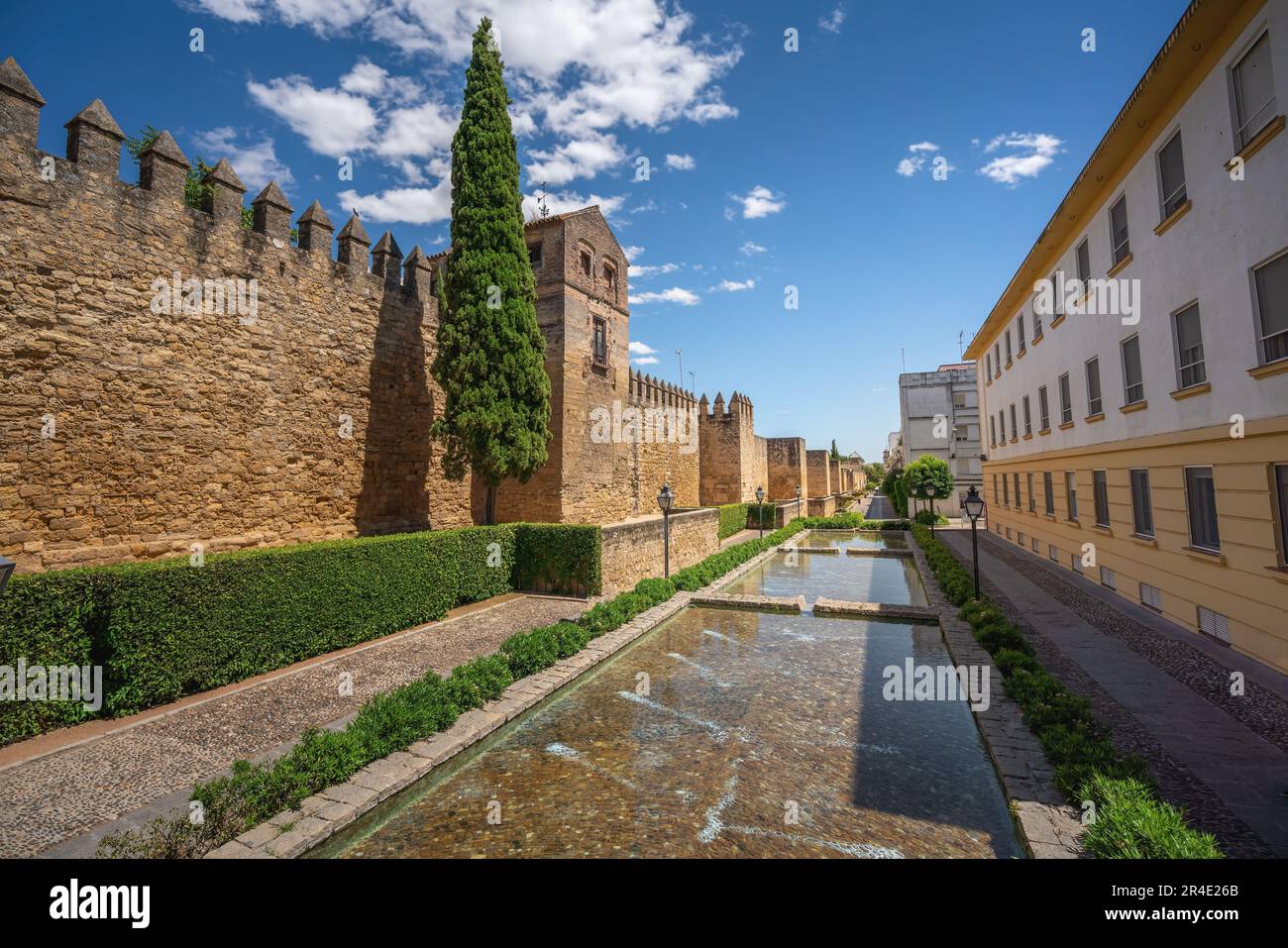 Mauern und Graben an der Puerta de Almodovar (Almodovar Tor) - Cordoba, Andalusien, Spanien Stockfoto