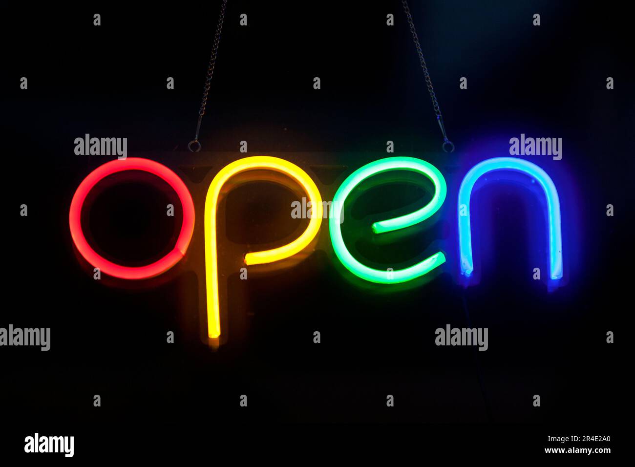 Nahaufnahme eines Neonlichts in Form des Wortes „offen“. Stockfoto