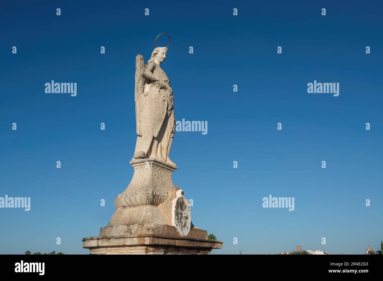San Rafael Statue an der römischen Brücke von Cordoba - Cordoba, Andalusien, Spanien Stockfoto