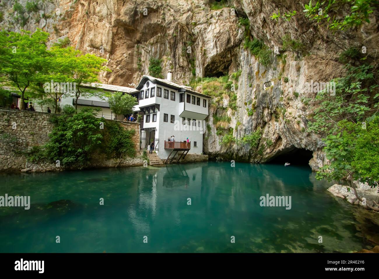 Blagaj Lodge, direkt neben dem Berg, wo der Fluss Buna herauskommt. Stockfoto