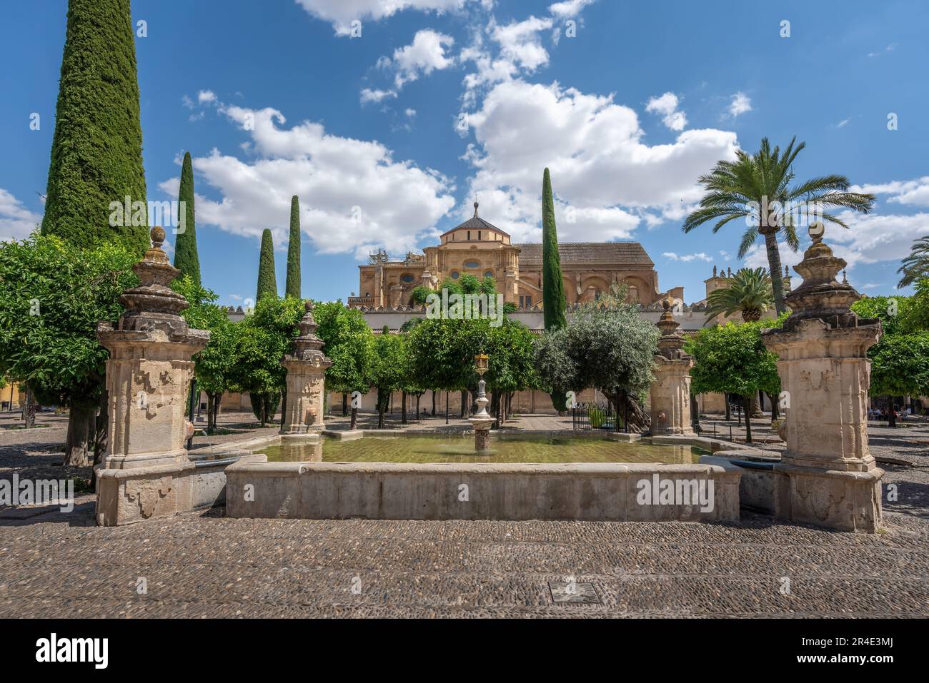 Patio de los Naranjos Innenhof und Santa Maria Brunnen in der Moschee - Kathedrale von Cordoba - Cordoba, Andalusien, Spanien Stockfoto