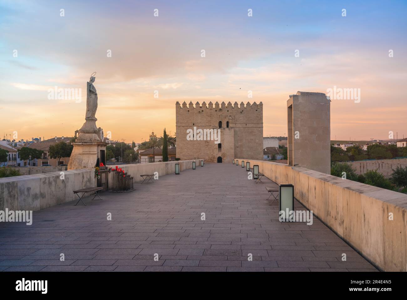 Römische Brücke von Cordoba bei Sonnenaufgang mit San Rafael Statue und Calahorra Tower - Cordoba, Andalusien, Spanien Stockfoto