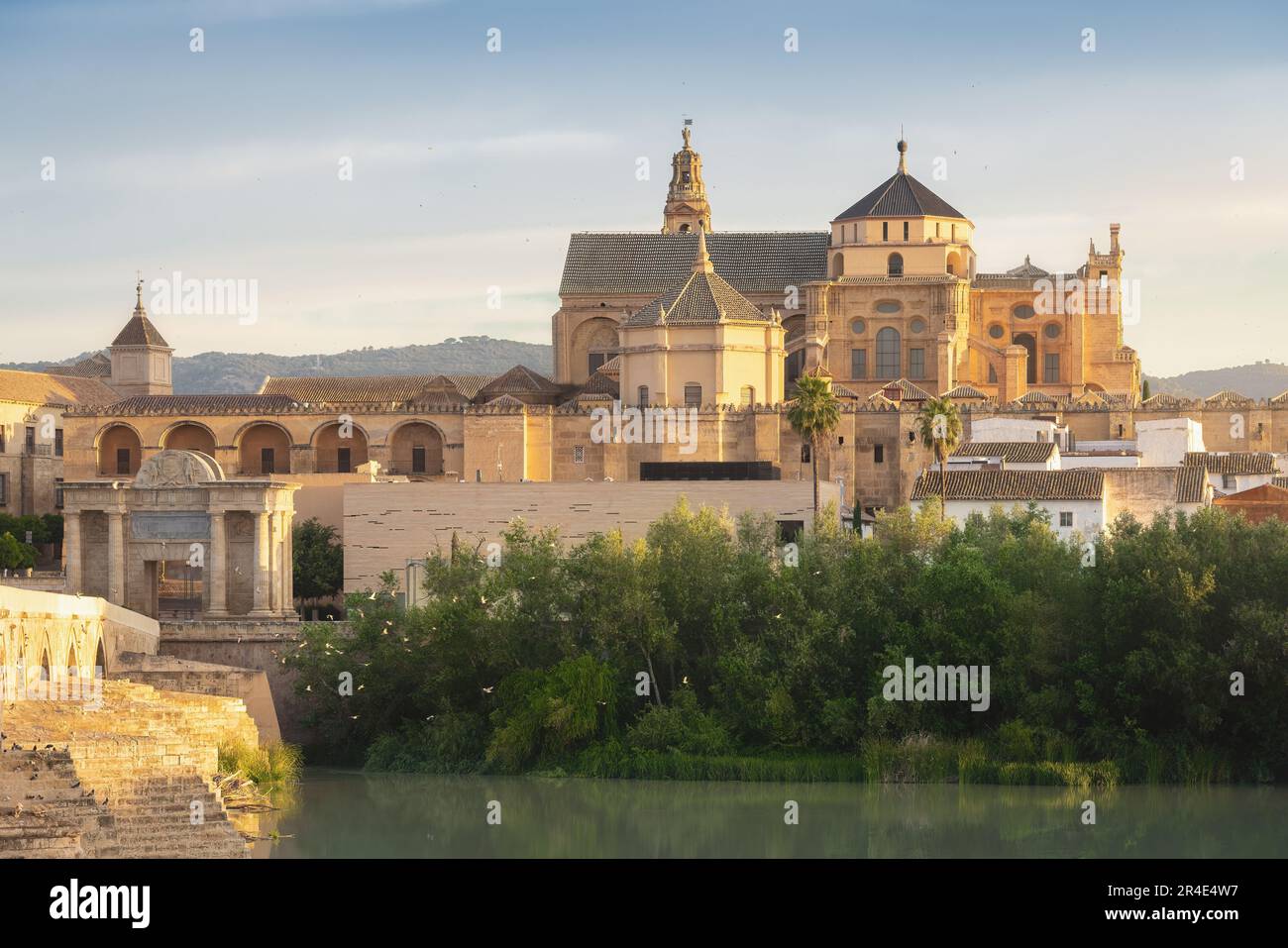 Cordoba Kathedrale und Guadalquivir Fluss - Cordoba, Andalusien, Spanien Stockfoto