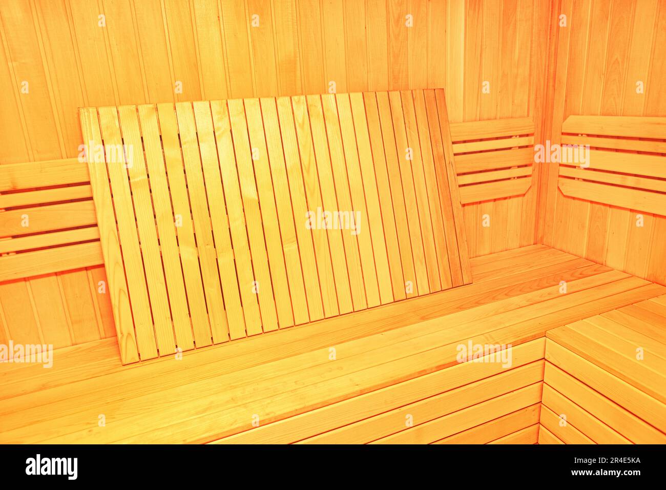 Holzmöbel in der Sauna. Holz im Badezimmer Stockfoto