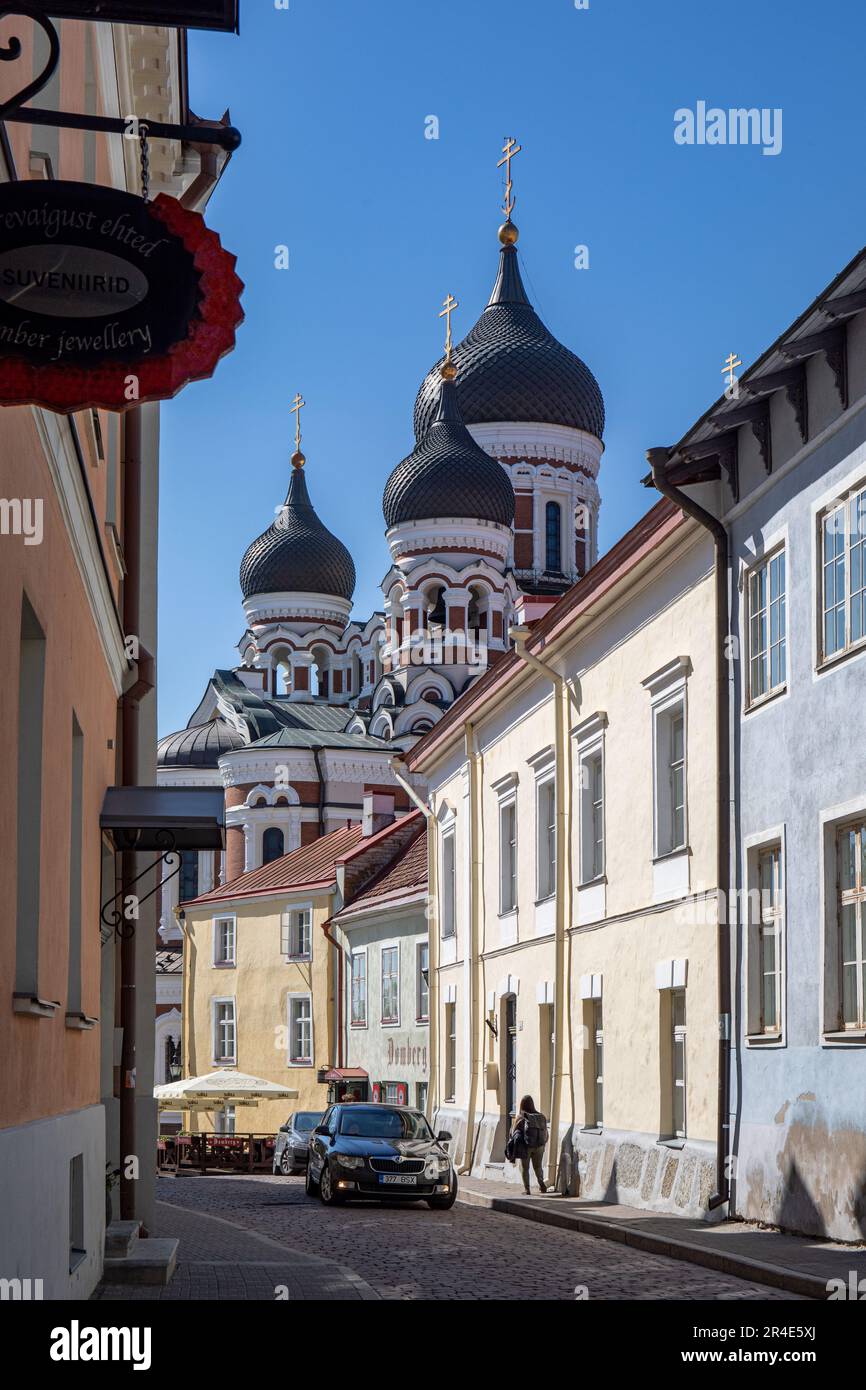 Enge Piiskopi-Straße mit Zwiebelkuppeln oder Kuppeln der Alexander-Newski-Kathedrale im Hintergrund im Hügel Toompea, Altstadt von Tallinn, Estland Stockfoto