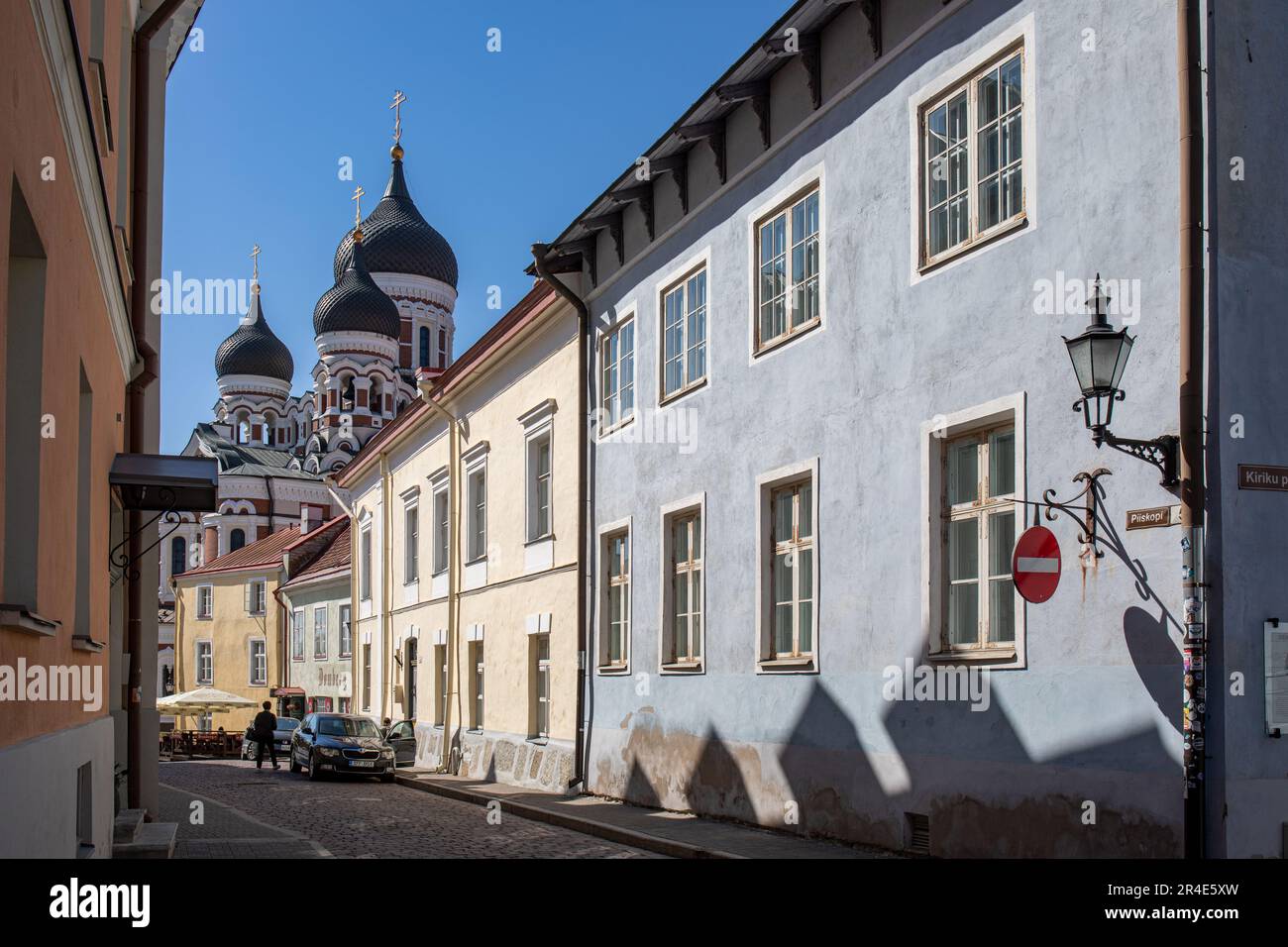 Enge Piiskopi-Straße mit Zwiebelkuppeln der Alexander-Nevsky-Kathedrale im Hintergrund auf dem Hügel von Toompea, Vanalinn oder der Altstadt von Tallinn, Estland Stockfoto