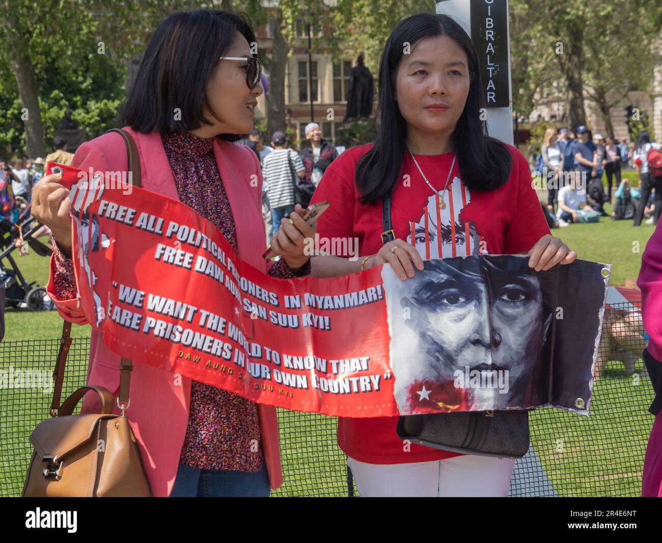 London, Großbritannien. 27. Mai 2023 Eine kleine Gruppe birmanischer Demonstranten stand mit Bannern auf dem Platz des Parlaments und forderte die Freilassung von Aung San Suu Kyi, der ehemaligen Führerin, die der Korruptionsvorwürfe in politisch motivierten Prozessen für schuldig befunden wurde. Nach dem Putsch von 2021 wurde sie nun zu insgesamt 33 Jahren Haft verurteilt. Peter Marshall/Alamy Live News Stockfoto