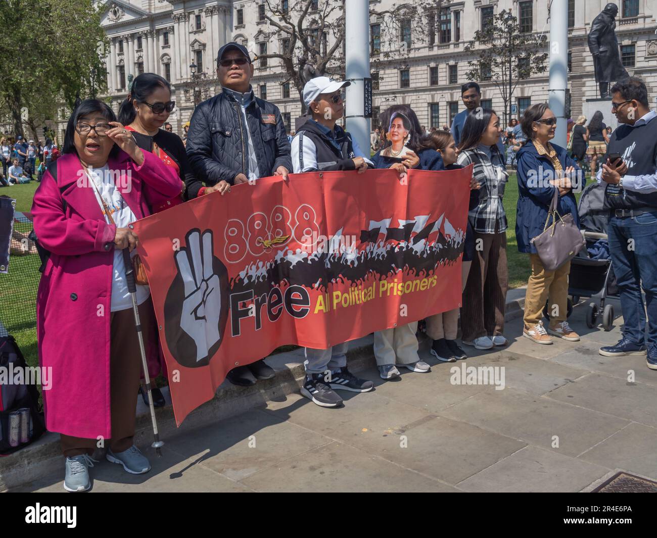 London, Großbritannien. 27. Mai 2023 Eine kleine Gruppe birmanischer Demonstranten stand mit Bannern auf dem Platz des Parlaments und forderte die Freilassung von Aung San Suu Kyi, der ehemaligen Führerin, die der Korruptionsvorwürfe in politisch motivierten Prozessen für schuldig befunden wurde. Nach dem Putsch von 2021 wurde sie nun zu insgesamt 33 Jahren Haft verurteilt. Peter Marshall/Alamy Live News Stockfoto