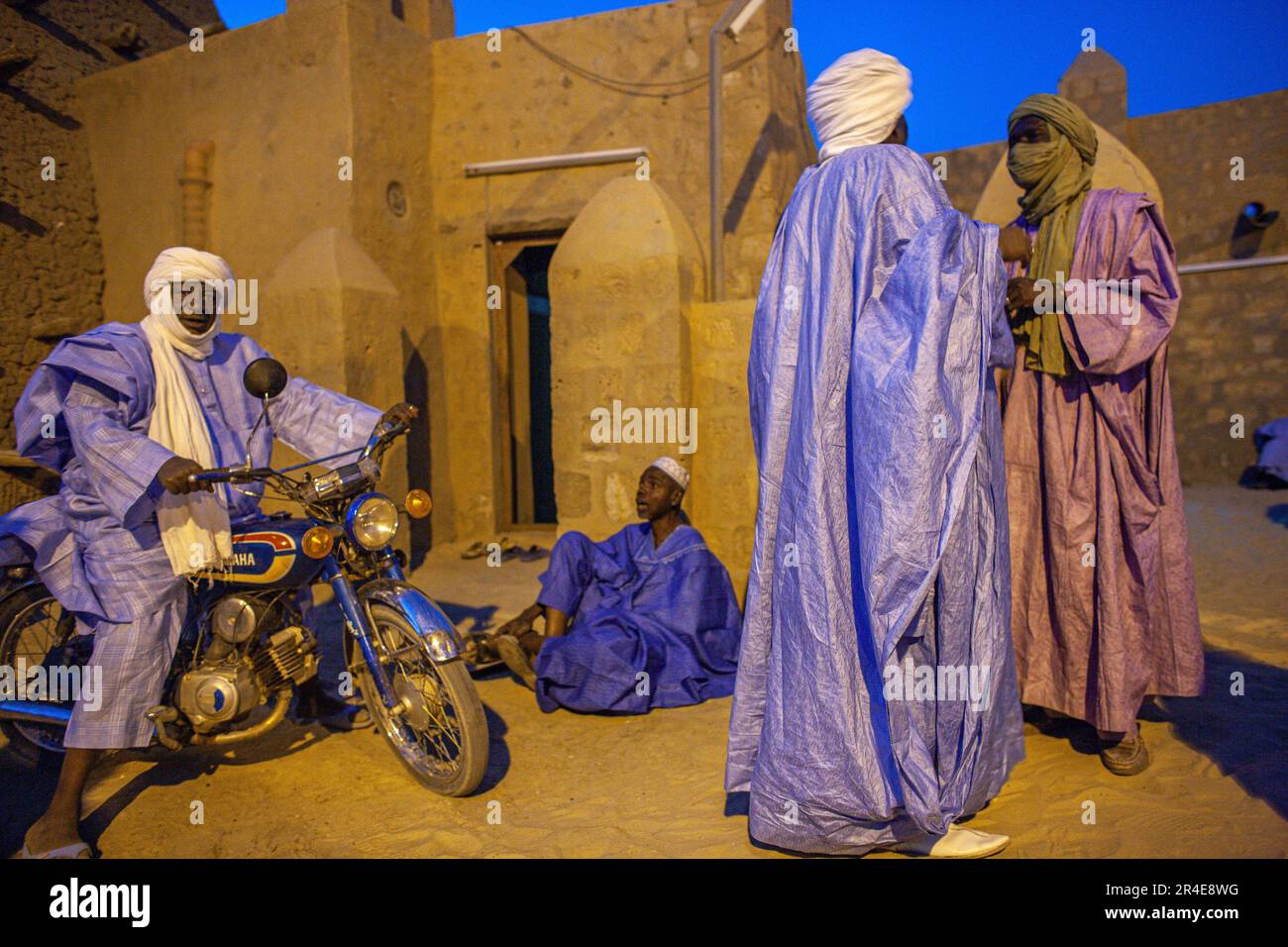 Malii, Timbuktu, Tuaregs vor der Sankore Moschee in Timbuktu, Mali, Westafrika. Stockfoto