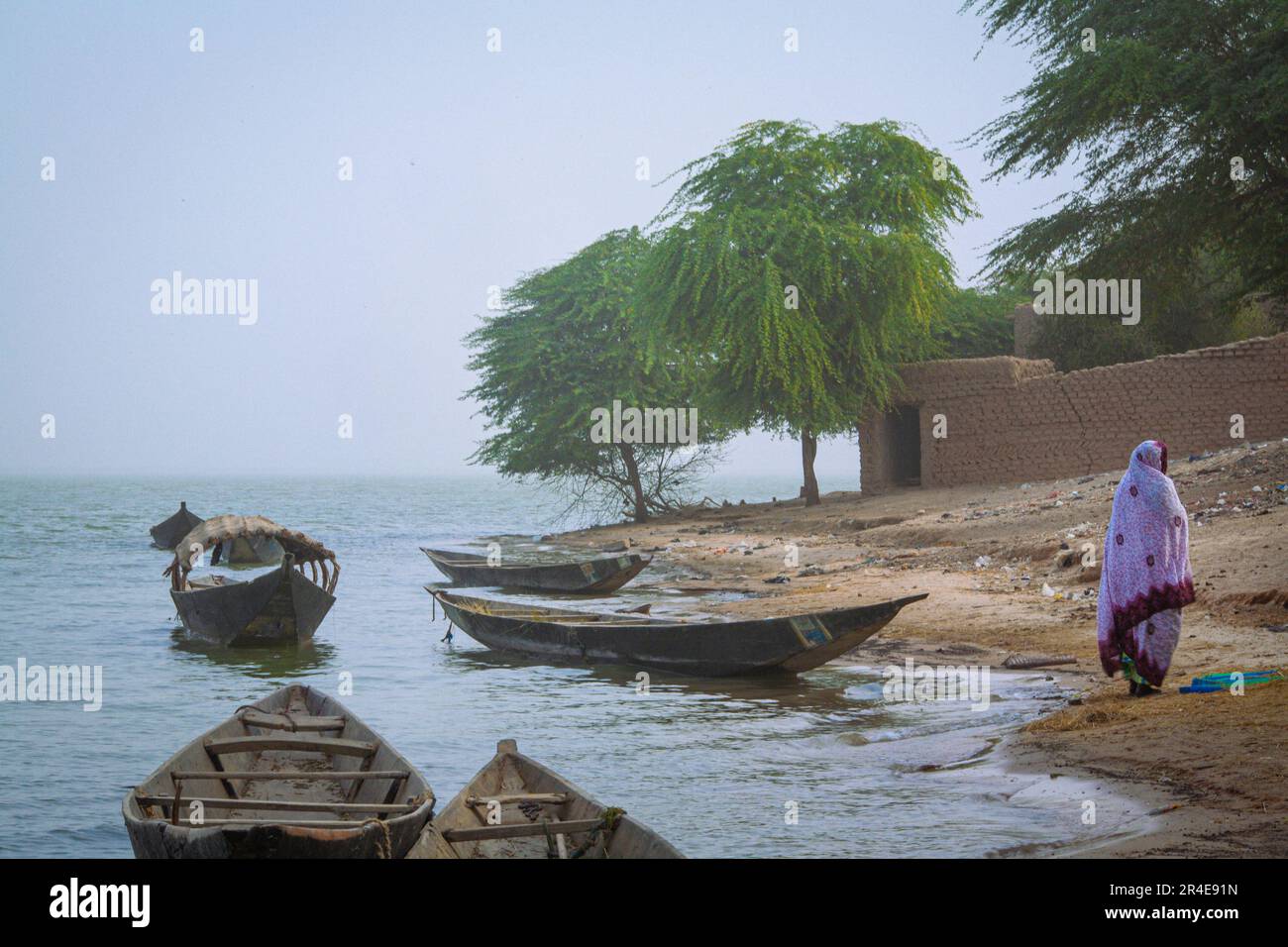 Die Frau wartet darauf, dass das Boot den Niger überquert. Stockfoto