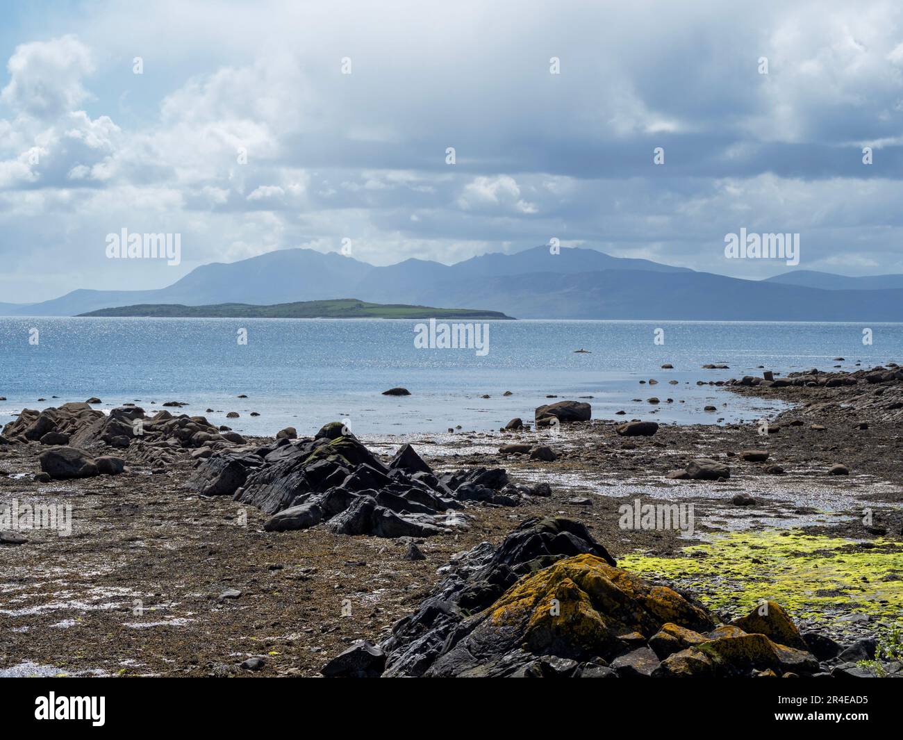 Blick auf Inchmarnock Island und Arran von der Insel Bute, Schottland Stockfoto