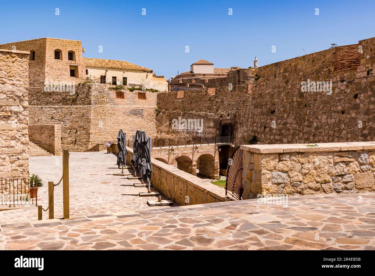 Der Hornabeque Moat ist einer der herausragendsten Orte in der spanischen Zitadelle Melilla la Vieja in Melilla. Es liegt am westlichen Ende von Stockfoto