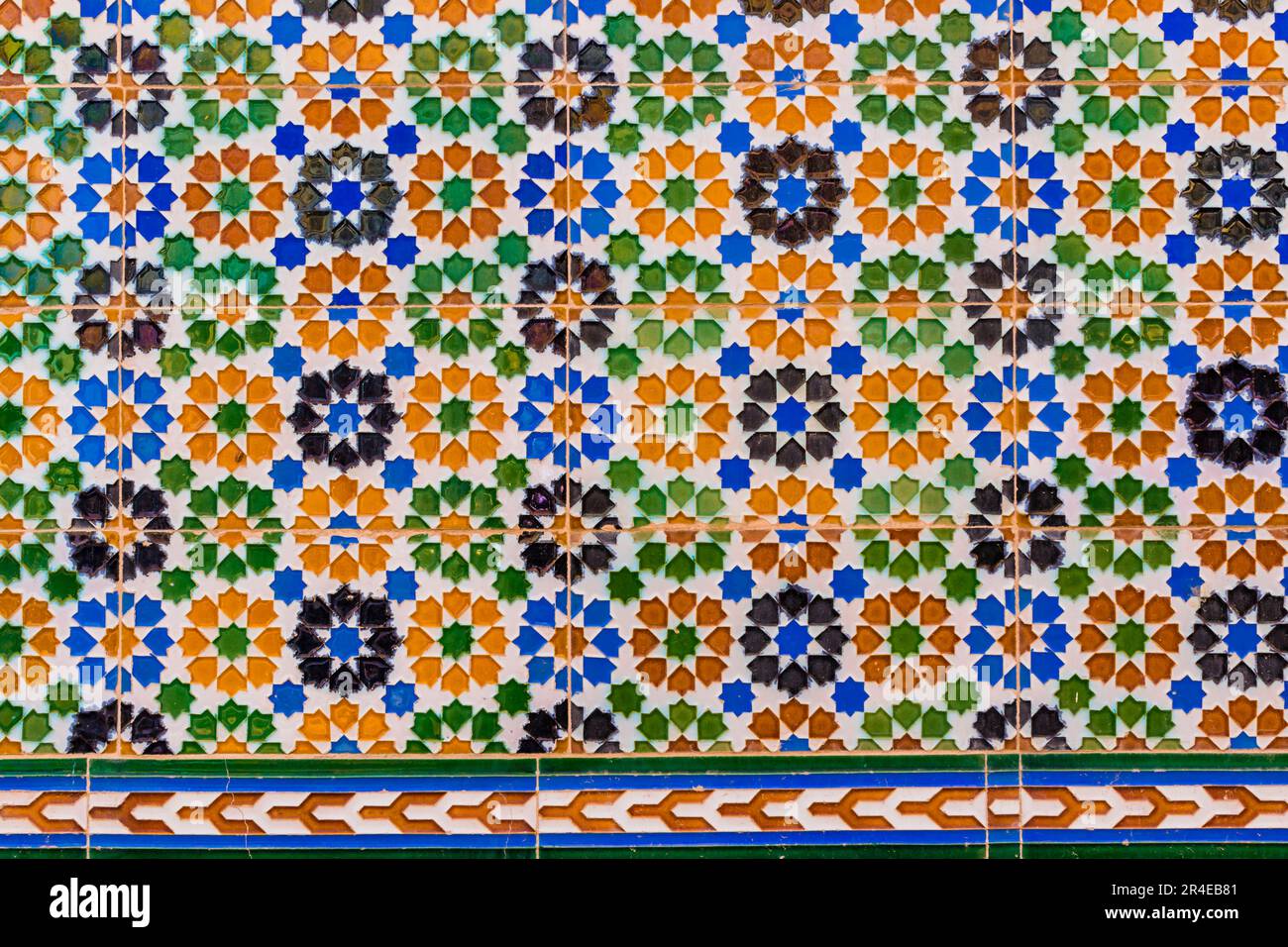 Geflieste Wand mit arabischen Mustern. Melilla, Ciudad Autónoma de Melilla, Spanien, África, EU. Stockfoto Geflieste Wand mit arabischen Mustern. Melilla, Ciudad Autónoma de Melilla, Spanien, África, EU. Stockfoto