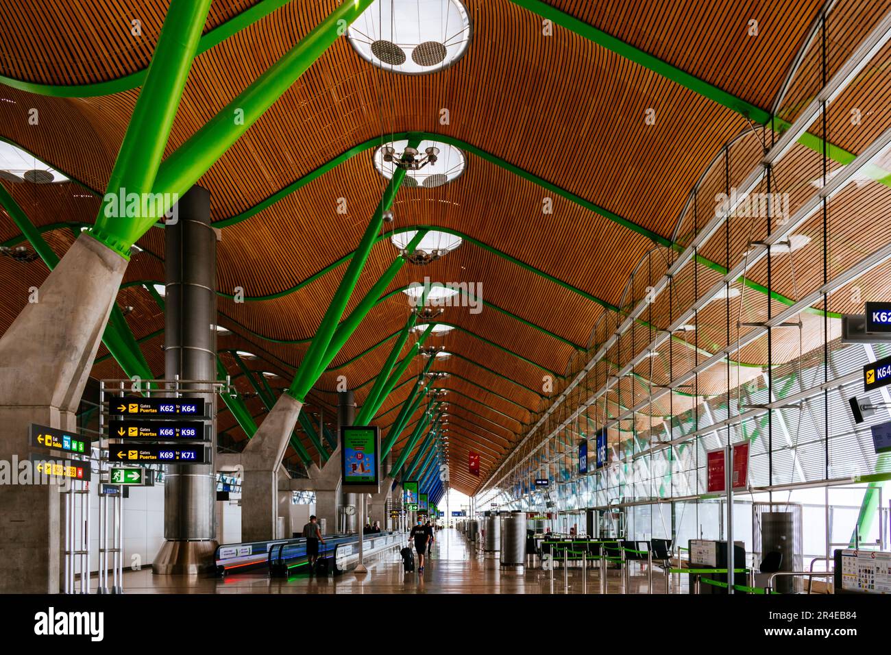 Terminal 4 Madrid-Barajas. Adolfo Suárez Madrid-Barajas Flughafen. Der Flughafen Adolfo Suárez Madrid-Barajas, gemeinhin als Flughafen Madrid-Barajas bekannt, ist der Stockfoto