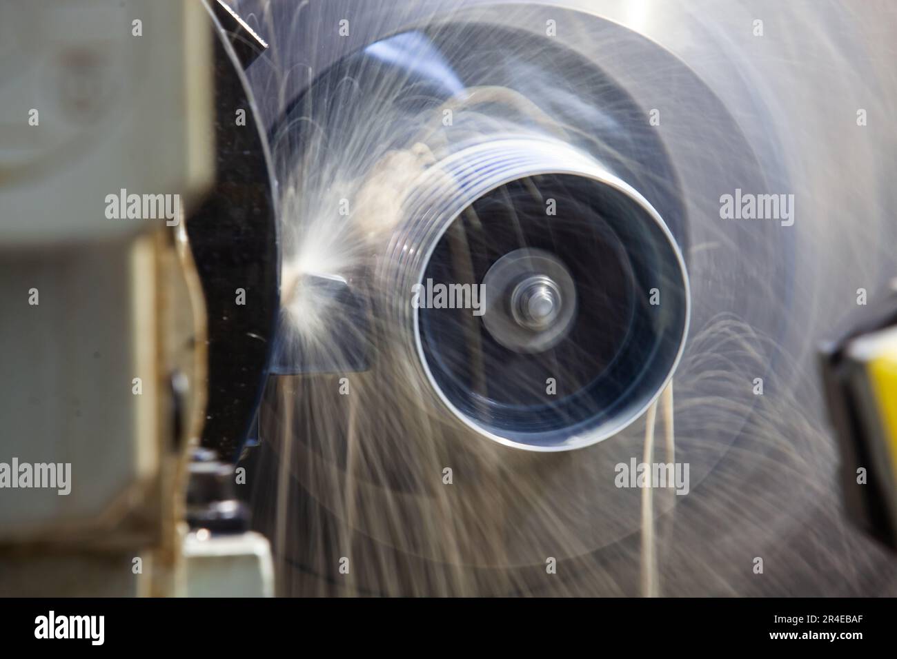 Bearbeitungsrohr auf Drehmaschine. Wasserkühlung des Werkzeugs. Nahaufnahme Stockfoto