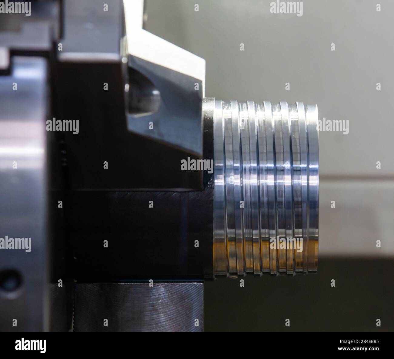 Gewindeschneiden am Ölbohrrohr mit drehender Drehmaschine Abschlussfoto Stockfoto