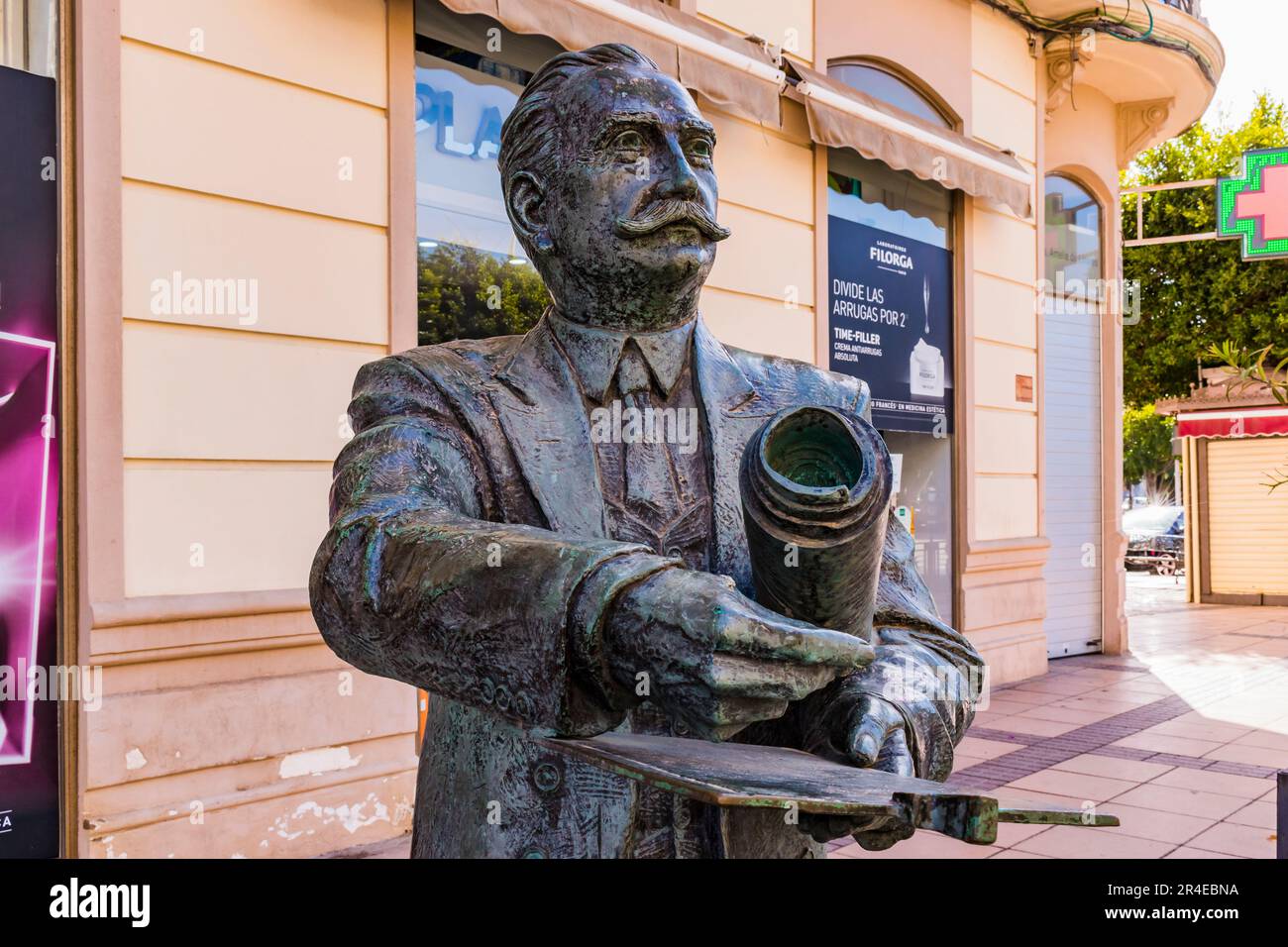 Denkmal für den Architekten Enrique Nieto y Nieto, Skulpturendenkmal des Bildhauers Mustafa Arruf. Enrique Nieto y Nieto war spanischer Architekt, aut Stockfoto