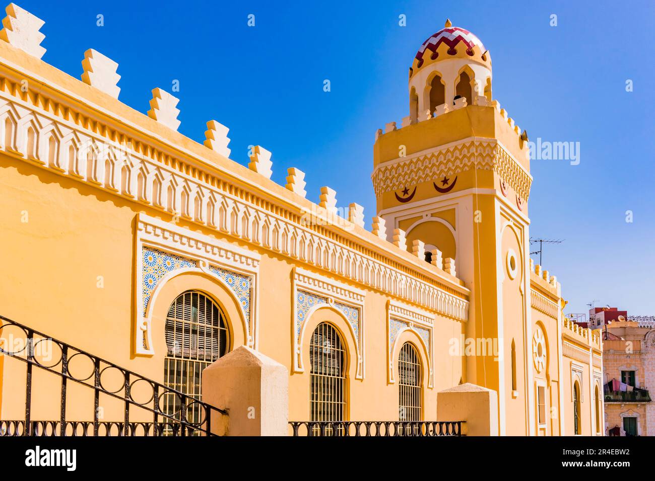 Minarett und Kuppel der Moschee. Die Zentralmoschee oder aljama-Moschee ist die größte in der spanischen Stadt Melilla. Das Hotel befindet sich im Modernista Ensanch Stockfoto