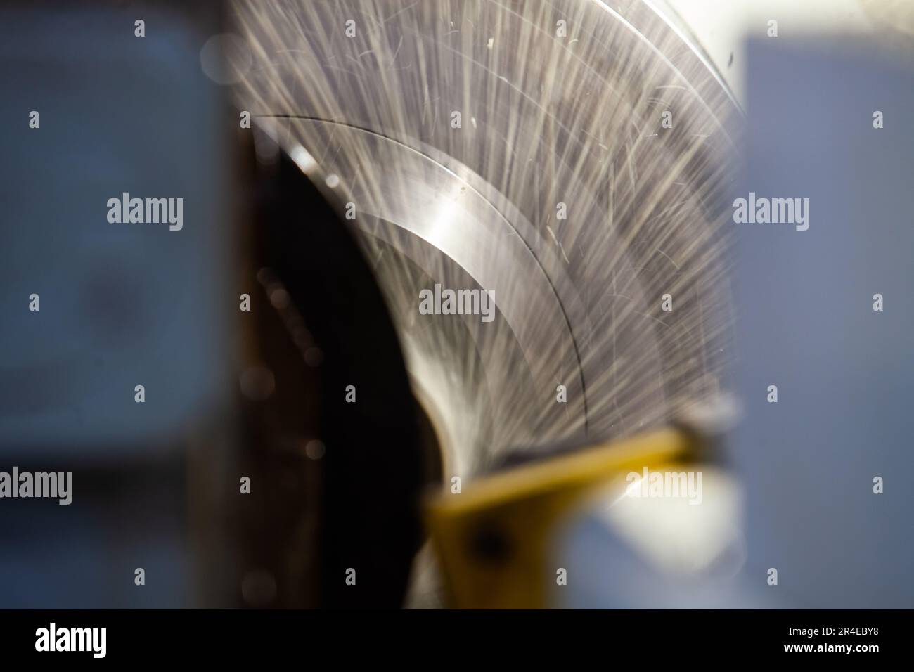 Bearbeitung von Rohren auf der Drehmaschine. Nahaufnahme. Wasserkühlung des Werkzeugs Stockfoto