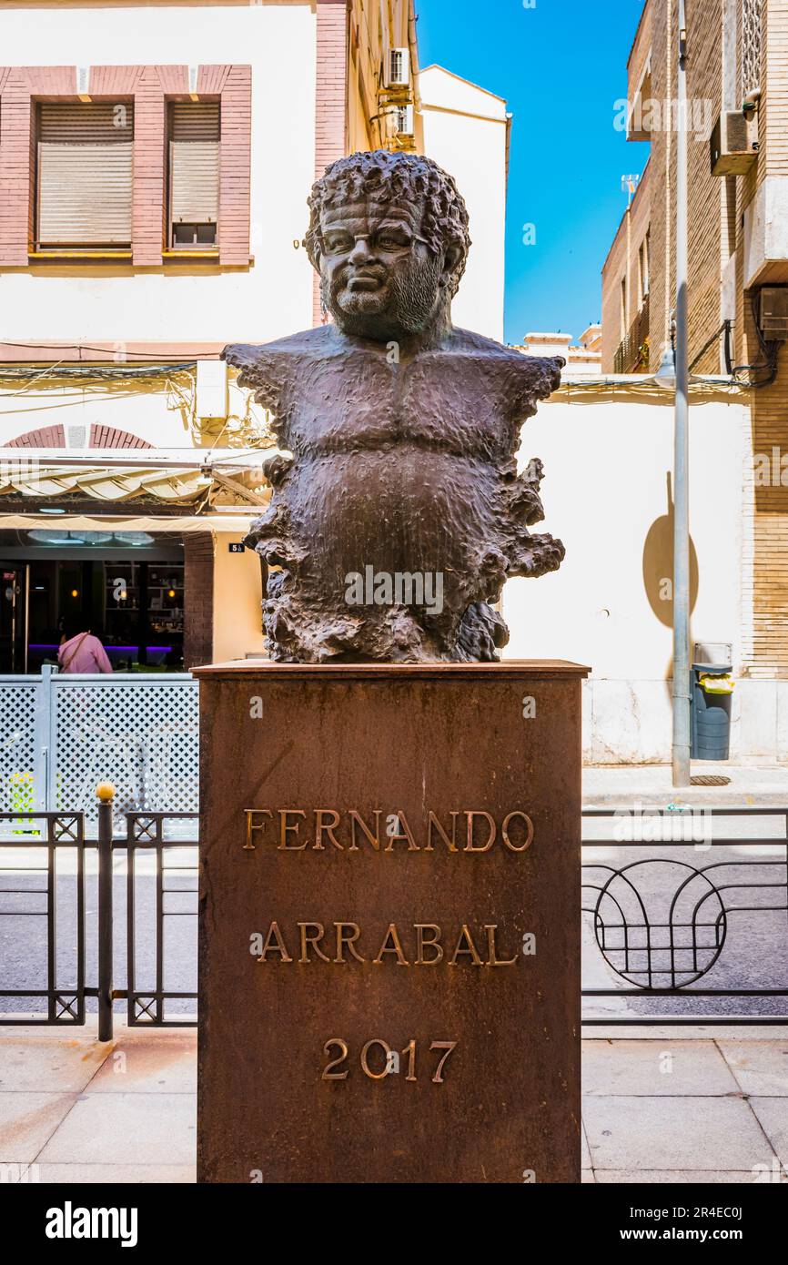 Statue Tribut an Fernando Arrabal vom spanischen Bildhauer Mustafa Arruf vor dem Kursal Theater. Fernando Arrabal Terán ist ein spanischer Dramatiker Stockfoto