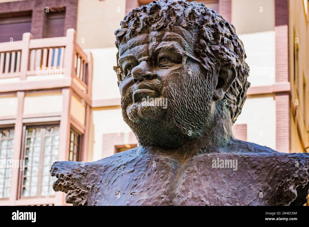 Statue Tribut an Fernando Arrabal vom spanischen Bildhauer Mustafa Arruf vor dem Kursal Theater. Fernando Arrabal Terán ist ein spanischer Dramatiker Stockfoto
