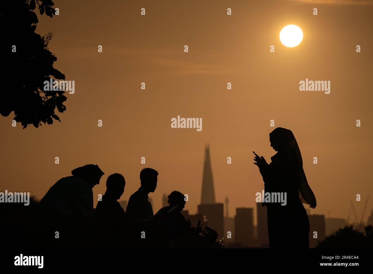 London, Großbritannien. 27. Mai 2023. UK Weather: Dramatischer Sonnenuntergang vom Gipfel des Greenwich Park aus, während die Stadt fast 20C Uhr an einem Wochenende eine kleine Hitzewelle erreicht. Kredit: Guy Corbishley/Alamy Live News Stockfoto