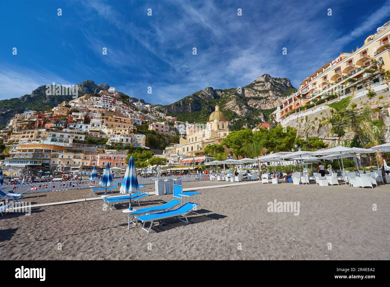 Panoramablick auf Positano mit komfortablen Stränden und blauem Meer an der Amalfiküste in