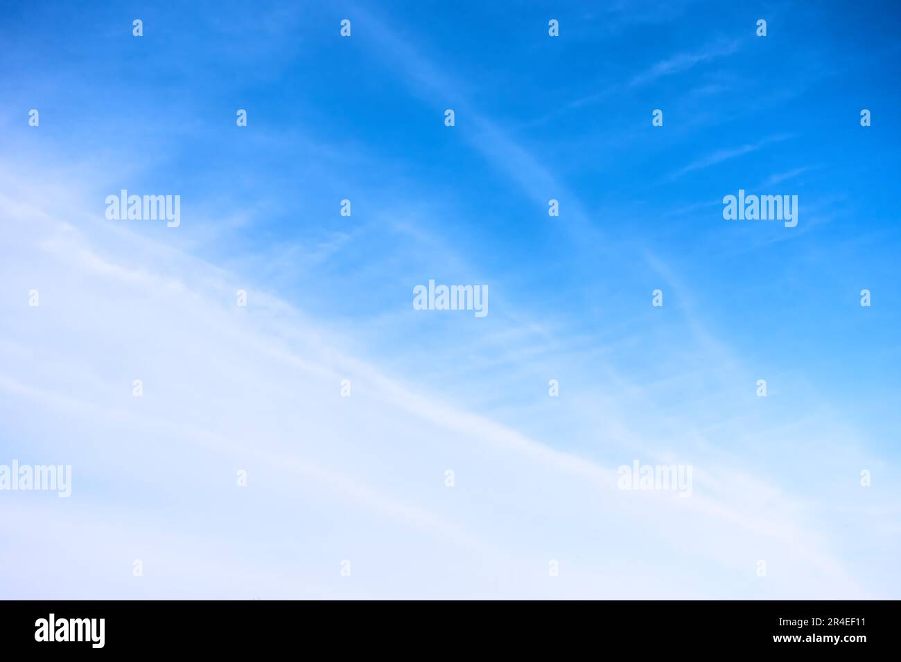 Abstrakter Hintergrund mit blauem Himmel und hellen Wolken Stockfoto