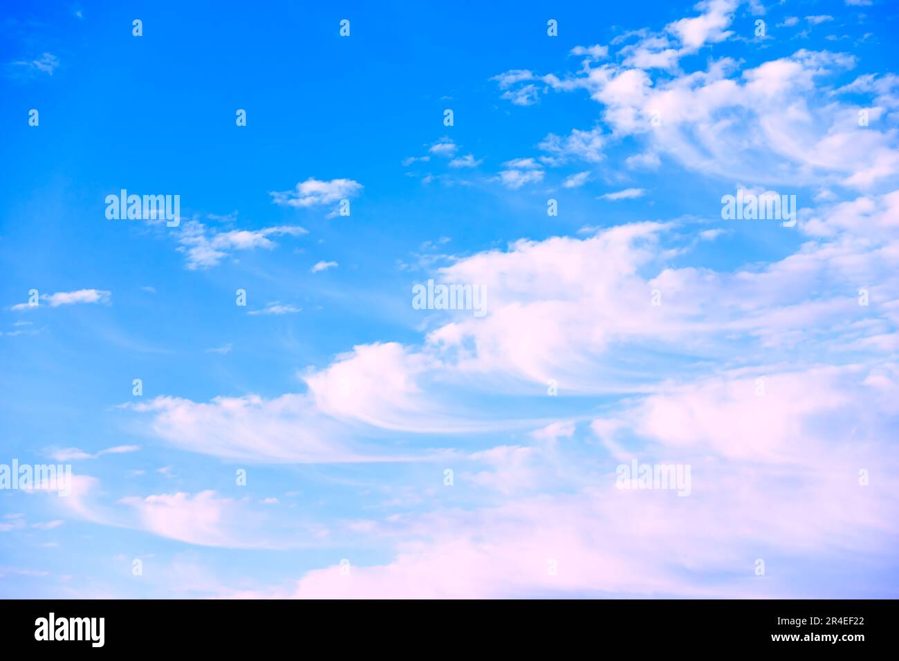 Blauer Himmel mit wunderschönen Wolken bei windigem Wetter. Hintergrund mit Kopierbereich Stockfoto