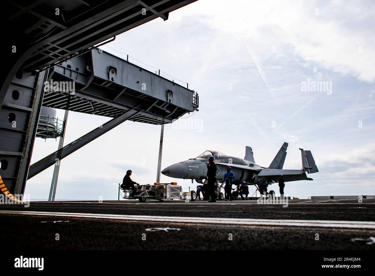 Matrosen, die an Bord des Flugzeugträgers USS George Washington (CVN 73) der Nimitz-Klasse der Flugabteilung zugeteilt sind, bereiten sich auf den Transport eines F/A-18C Hornet vor, das Trainingsflugzeug in die Hangarbucht an Bord der USS George Washington der Nimitz-Klasse (CVN 73) in Newport News, Virginia, 28. März 2023. George Washington wird im Newport News Shipbuilding den Tankkomplex überholen (RCOH). RCOH ist ein mehrjähriges Projekt, das nur einmal während der 50-jährigen Lebensdauer eines Frachtführers durchgeführt wird und das Betanken der beiden Kernreaktoren des Schiffs sowie umfangreiche Reparaturen, Aufrüstungen und Modernisierungen umfasst. (USA Navy Foto B Stockfoto