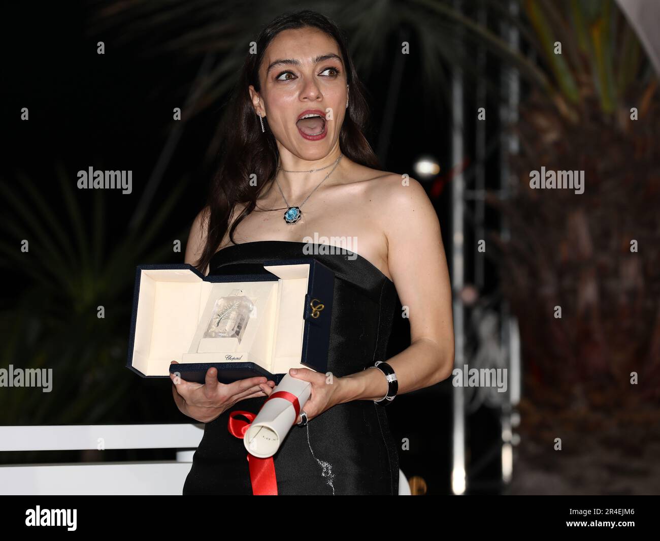 27. Mai 2023, Cannes, Cote d'Azur, Frankreich: Die türkische Schauspielerin MERVE DIZDAR gewinnt die beste Vorstellung mit einem Preis für eine Schauspielerin und nimmt am 27. Mai 2023 in Cannes, Frankreich, an der Fotogelegenheit des 76. Jährlichen Filmfestivals in Cannes Teil (Bild: © Mickael Chavet/ZUMA Press Wire) NUR REDAKTIONELLE VERWENDUNG! Nicht für den kommerziellen GEBRAUCH! Stockfoto