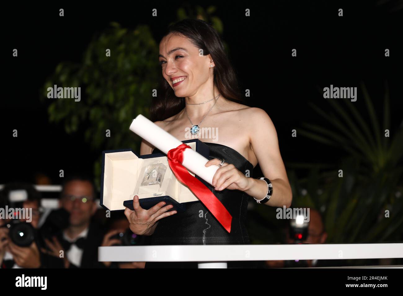 27. Mai 2023, Cannes, Cote d'Azur, Frankreich: Die türkische Schauspielerin MERVE DIZDAR gewinnt die beste Vorstellung mit einem Preis für eine Schauspielerin und nimmt am 27. Mai 2023 in Cannes, Frankreich, an der Fotogelegenheit des 76. Jährlichen Filmfestivals in Cannes Teil (Bild: © Mickael Chavet/ZUMA Press Wire) NUR REDAKTIONELLE VERWENDUNG! Nicht für den kommerziellen GEBRAUCH! Stockfoto