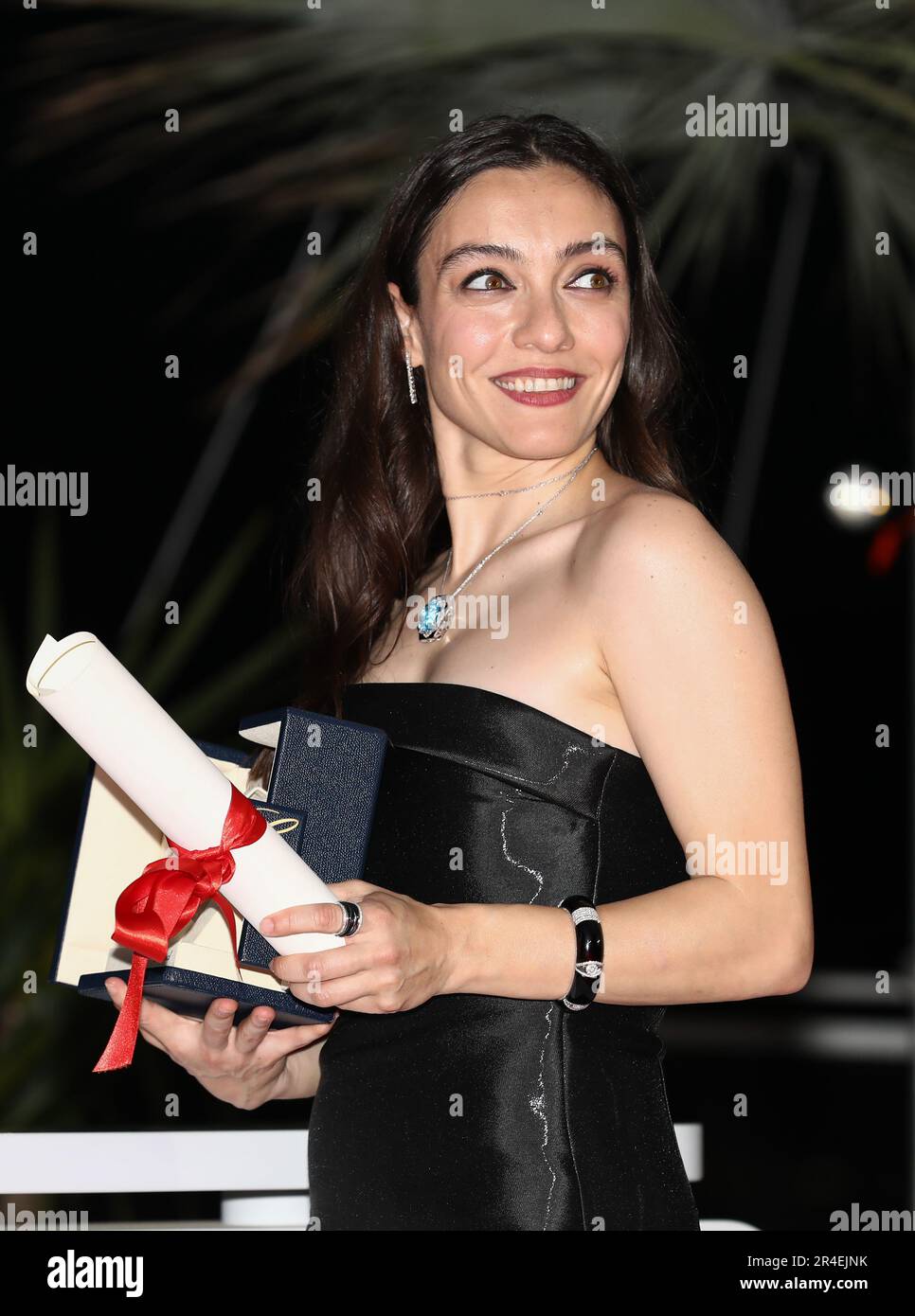 27. Mai 2023, Cannes, Cote d'Azur, Frankreich: Die türkische Schauspielerin MERVE DIZDAR gewinnt die beste Vorstellung mit einem Preis für eine Schauspielerin und nimmt am 27. Mai 2023 in Cannes, Frankreich, an der Fotogelegenheit des 76. Jährlichen Filmfestivals in Cannes Teil (Bild: © Mickael Chavet/ZUMA Press Wire) NUR REDAKTIONELLE VERWENDUNG! Nicht für den kommerziellen GEBRAUCH! Stockfoto
