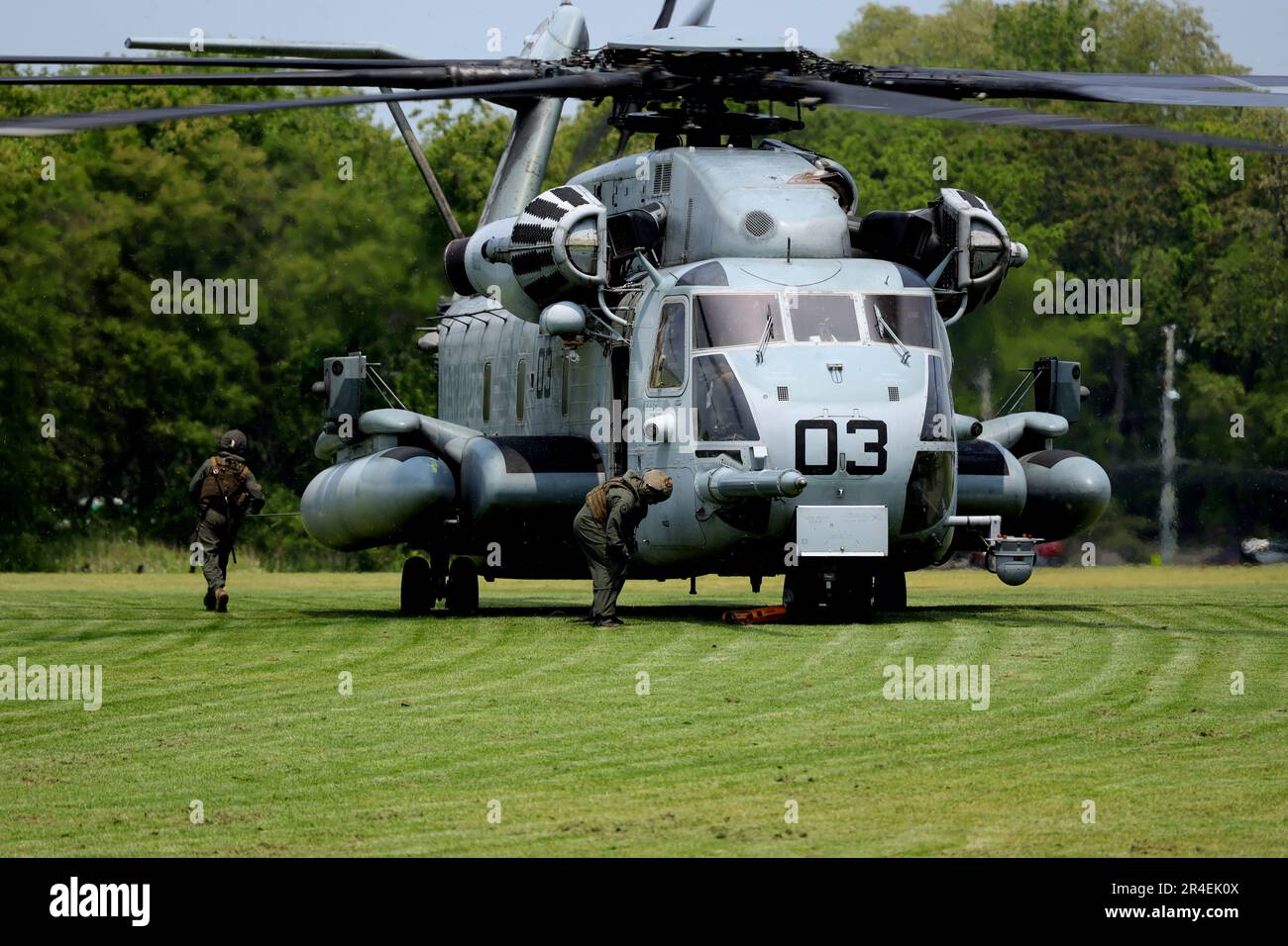 Studenten und Dozenten der Hauppauge High School beobachten die Quantico Band des US Marine Corps und die CH53 Helicopter-Ausstellung während der Flottenwoche New York 2023 in Long Island, New York, 24. Mai 2023. Zweck der Flottenwoche ist es, die operativen Fähigkeiten des Marine Corps zu demonstrieren, seine Rolle als Seedienstleistung zu demonstrieren, die Öffentlichkeit zu Schulen und mit ihr in Kontakt zu treten sowie potenzielle Neueinstellungen zu motivieren. (USA Marinekorps Foto von Sergeant Heather Atherton) Stockfoto