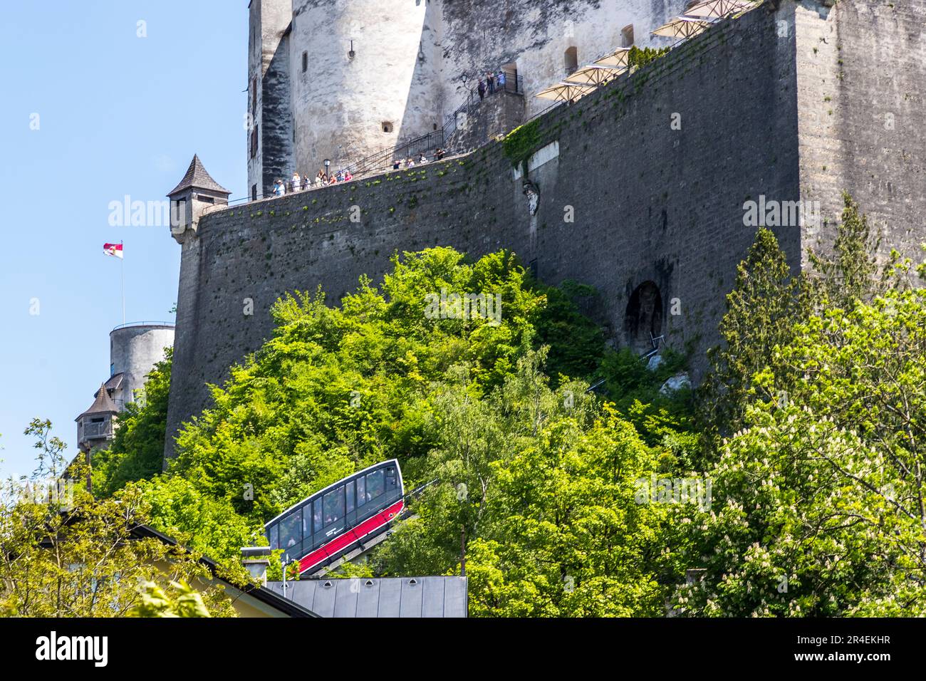 Der Festungszug fährt von der Salzburger Altstadt direkt zur Festung Hohensalzburg in Österreich Stockfoto