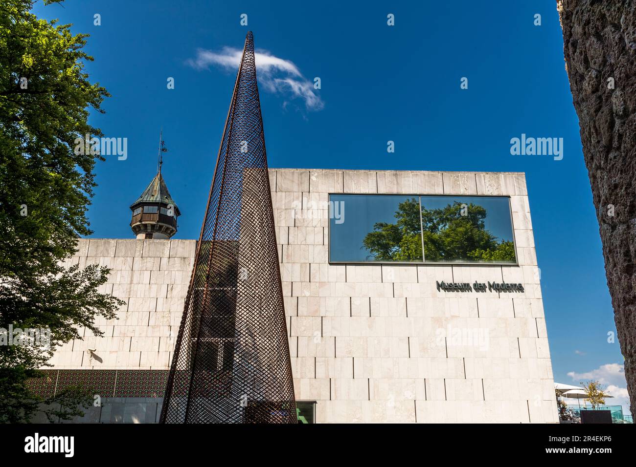 Museum für Moderne Kunst mit dem Amalie Redlich Tower in Salzburg, Österreich Stockfoto