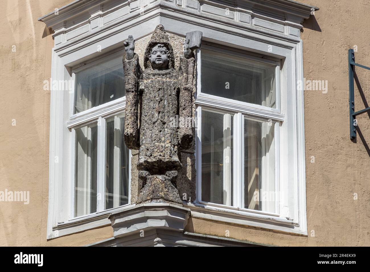 Schnitzfiguren sind im ehemaligen Hotel Münchnerhof in der Dreifaltigkeitsgasse 3 in Salzburg erhalten geblieben. Das Hotel hatte einst 100 Zimmer, eine mit dunklem Holz vertäfelte Treppe, ein Glasdach und einen großen Kristalllüster. Stockfoto